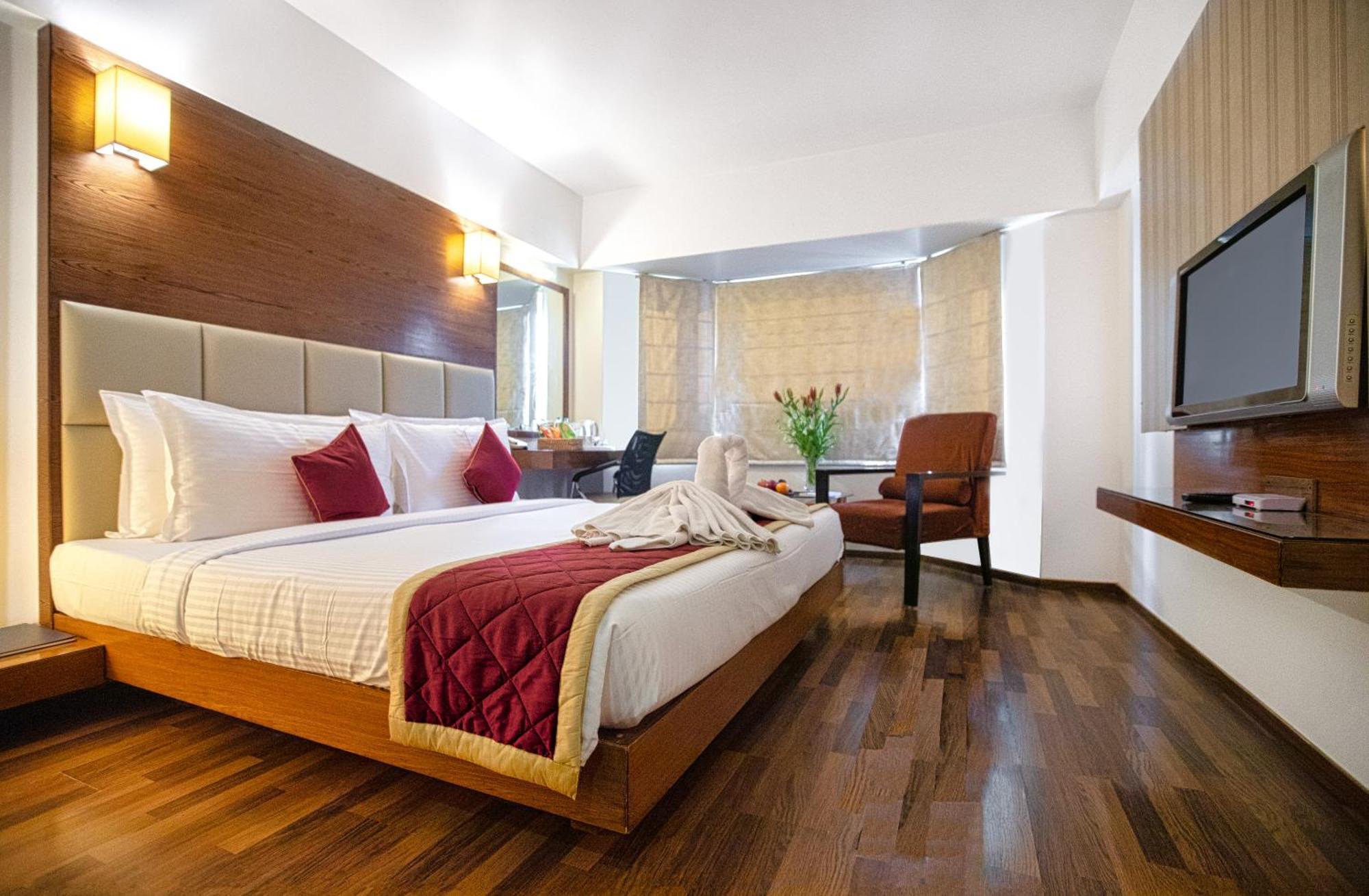 โมนาจช์ ลักชัวร์ Hotel บังกาลอร์ ภายนอก รูปภาพ