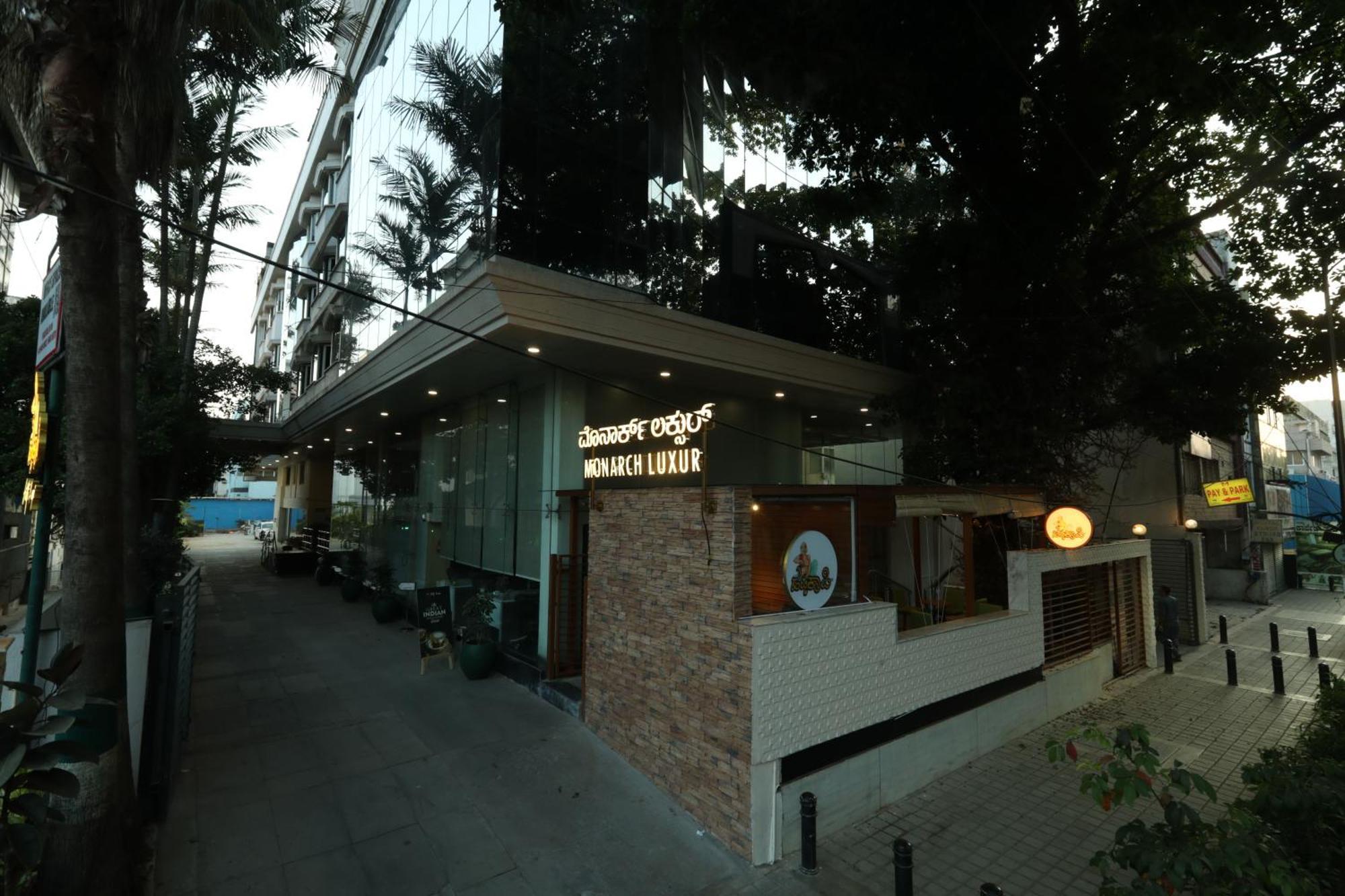 โมนาจช์ ลักชัวร์ Hotel บังกาลอร์ ภายนอก รูปภาพ